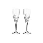 To klare champagneglas med facetslebet diamantmønster og stilk til borddækning fra Frederik Bagger