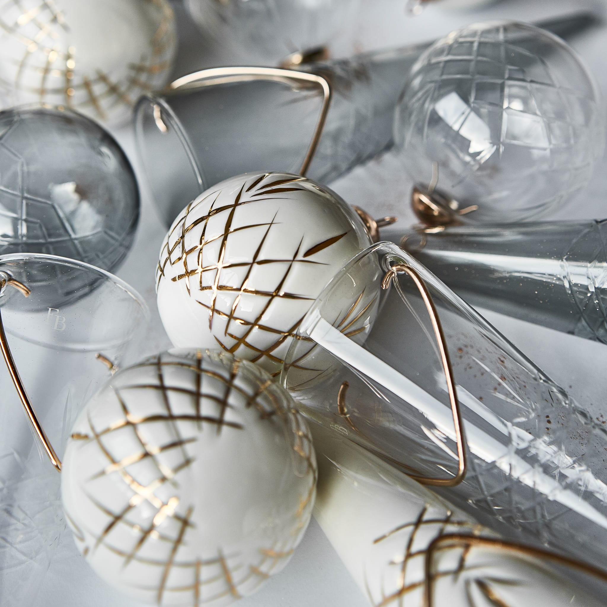 Porcelænskegler med 24-karat guld og ophæng til julepynt og dekoration fra Frederik Bagger.