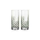 To klare highball glas i grøn krystal med facetslebne diamantdetaljer til servering fra Frederik Bagger
