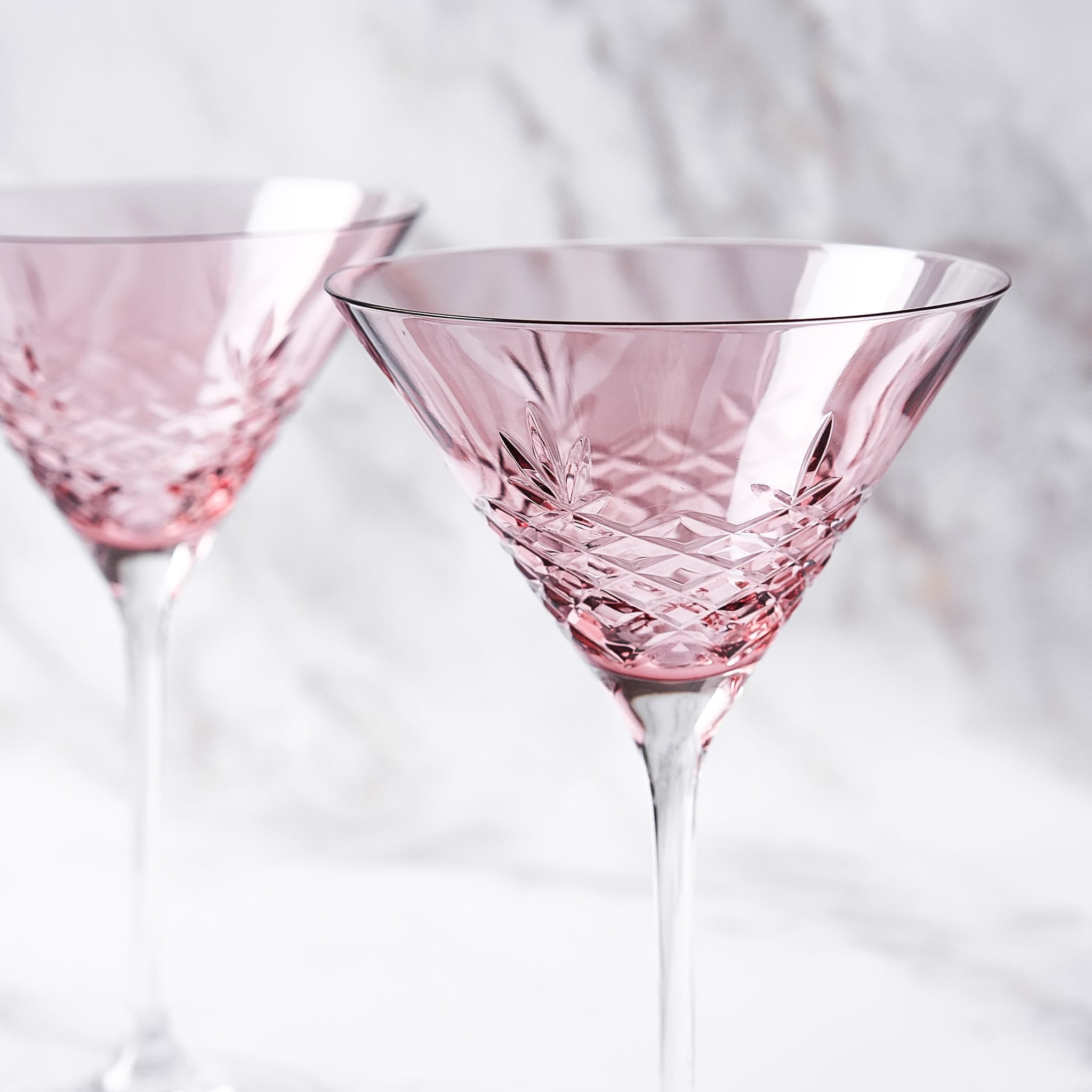 To facetslebne krystal cocktailglas i pink med riflet diamantmønster til servering fra Frederik Bagger