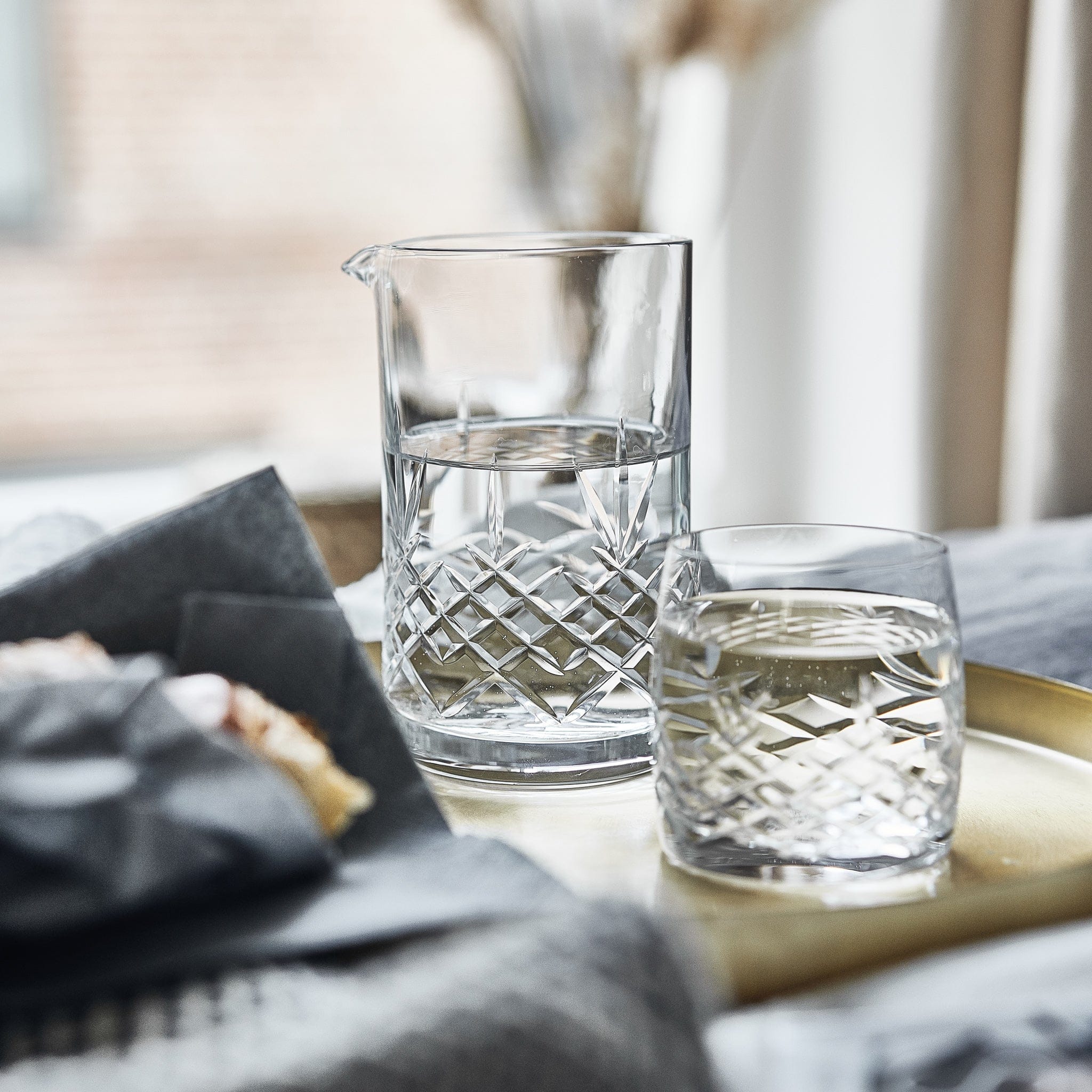 Klar krystalkaraffel og drikkeglas med facetslebet diamantmønster til borddækning fra Frederik Bagger