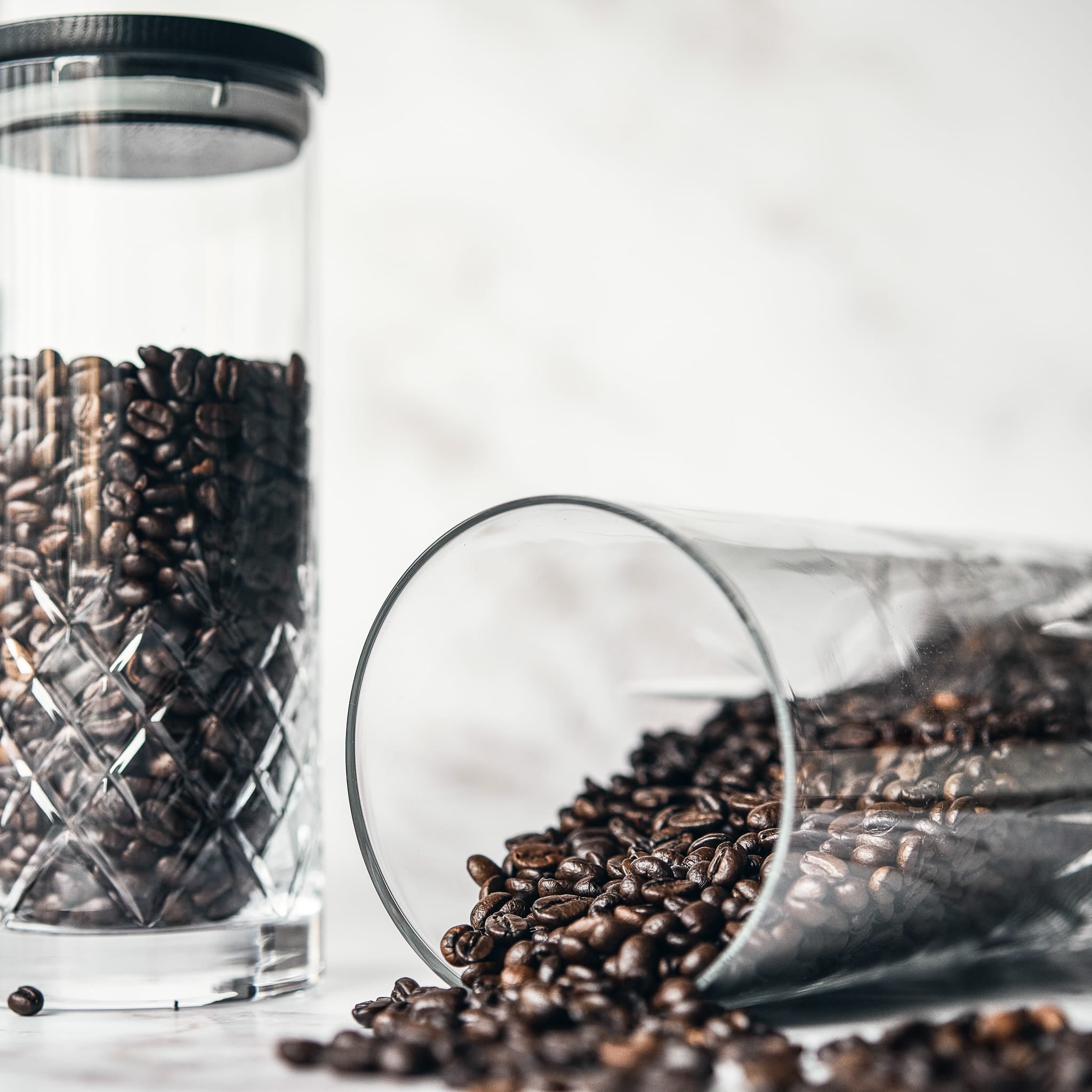 Klar facetslebet cylinderformet krukke med diamantmønster fyldt med kaffebønner fra Frederik Bagger boligtilbehør