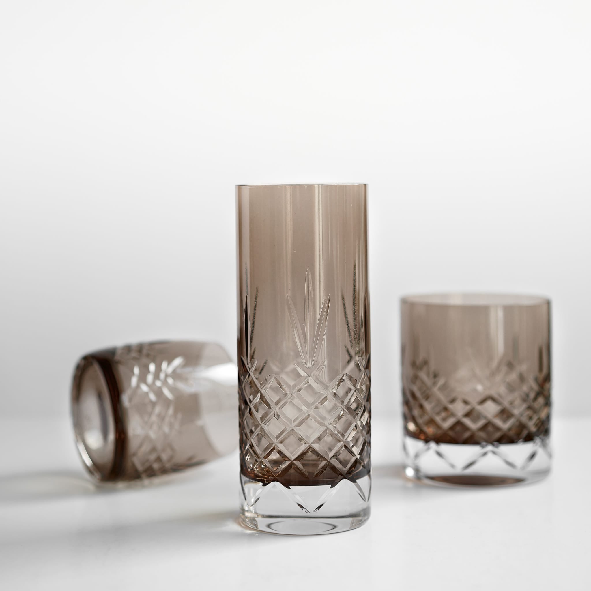 Tre facetslebne glas i røget copalkrystal med diamantmønster, forskellige størrelser til servering fra Frederik Bagger