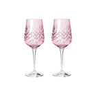 To facetslebne vinglas i rosa farvet krystal med tynde klare stilke fra Frederik Bagger Crispy Topaz Pink kollektion