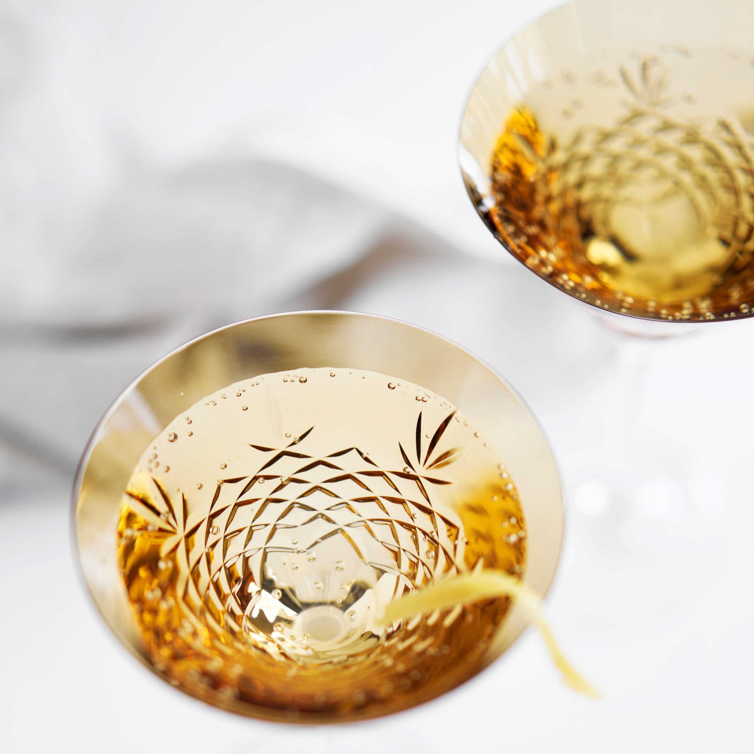 To facetslebne cocktailglas i citrinefarvet krystalglas med diamantmønster fra Frederik Bagger