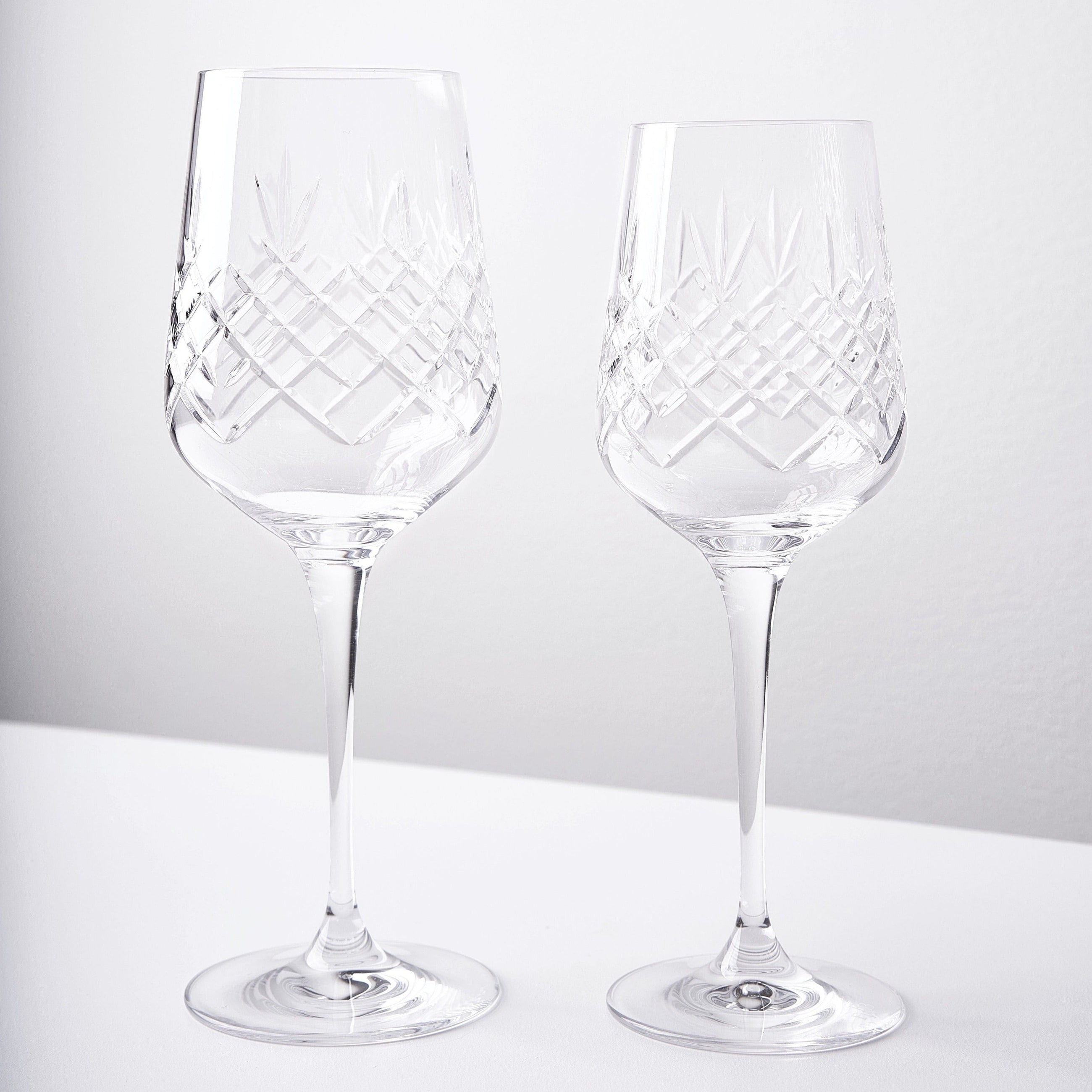 To facetslebne hvidvinsglas i klart krystalglas med riflet diamantmønster fra Frederik Bagger til borddækning