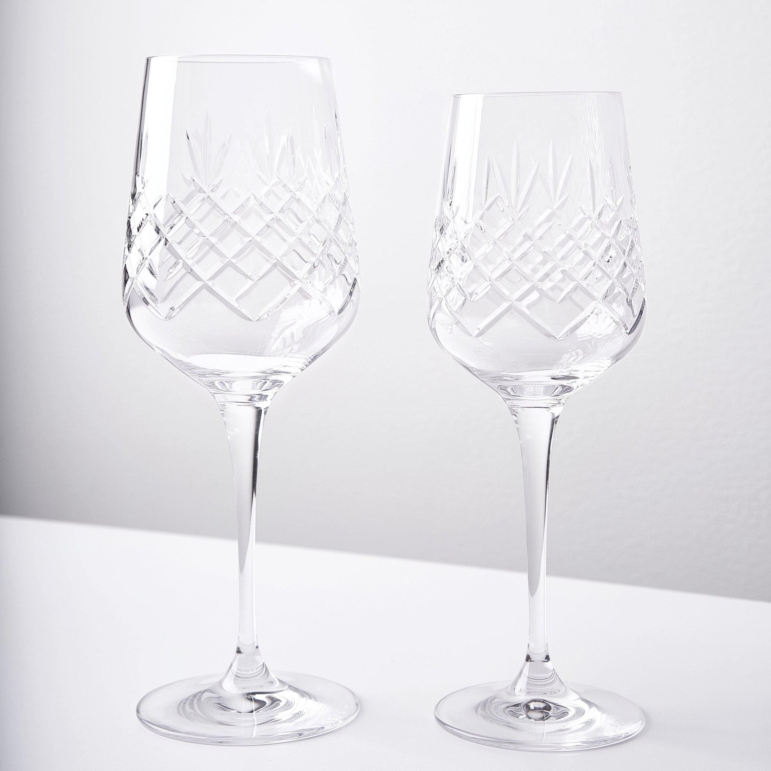 To klart facetslebne krystalglas med riflet diamantmønster fra Frederik Bagger til hvidvin og servering