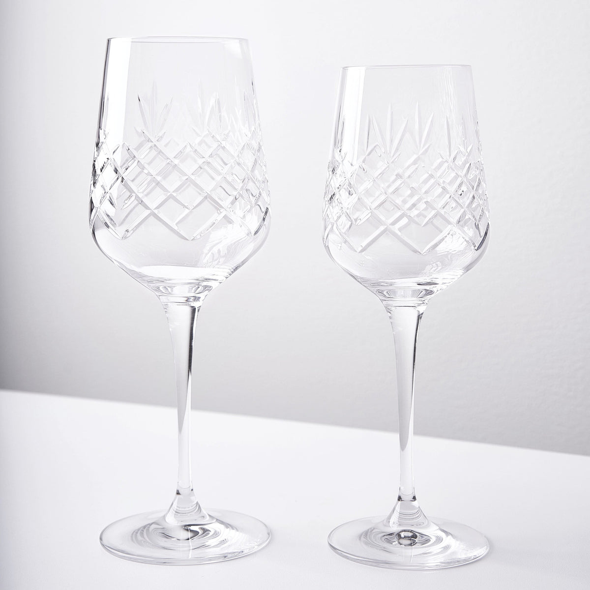 To klart facetslebne hvidvinsglas i krystalglas med riflet diamantmønster fra Frederik Bagger