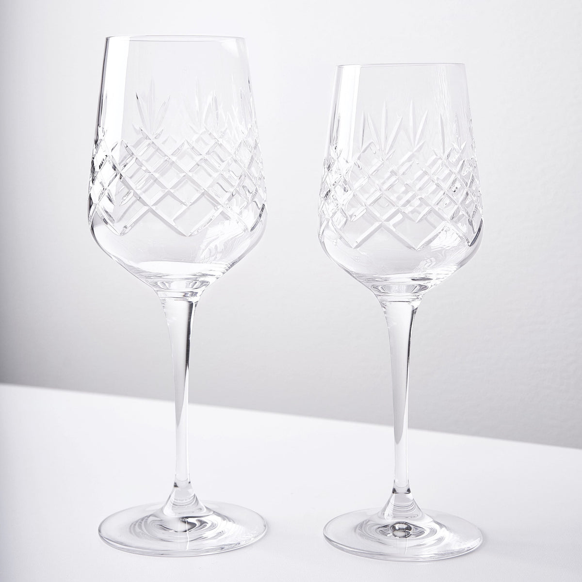 To klart facetslebne rødvinsglas i krystalglas med riflet diamantmønster fra Frederik Bagger