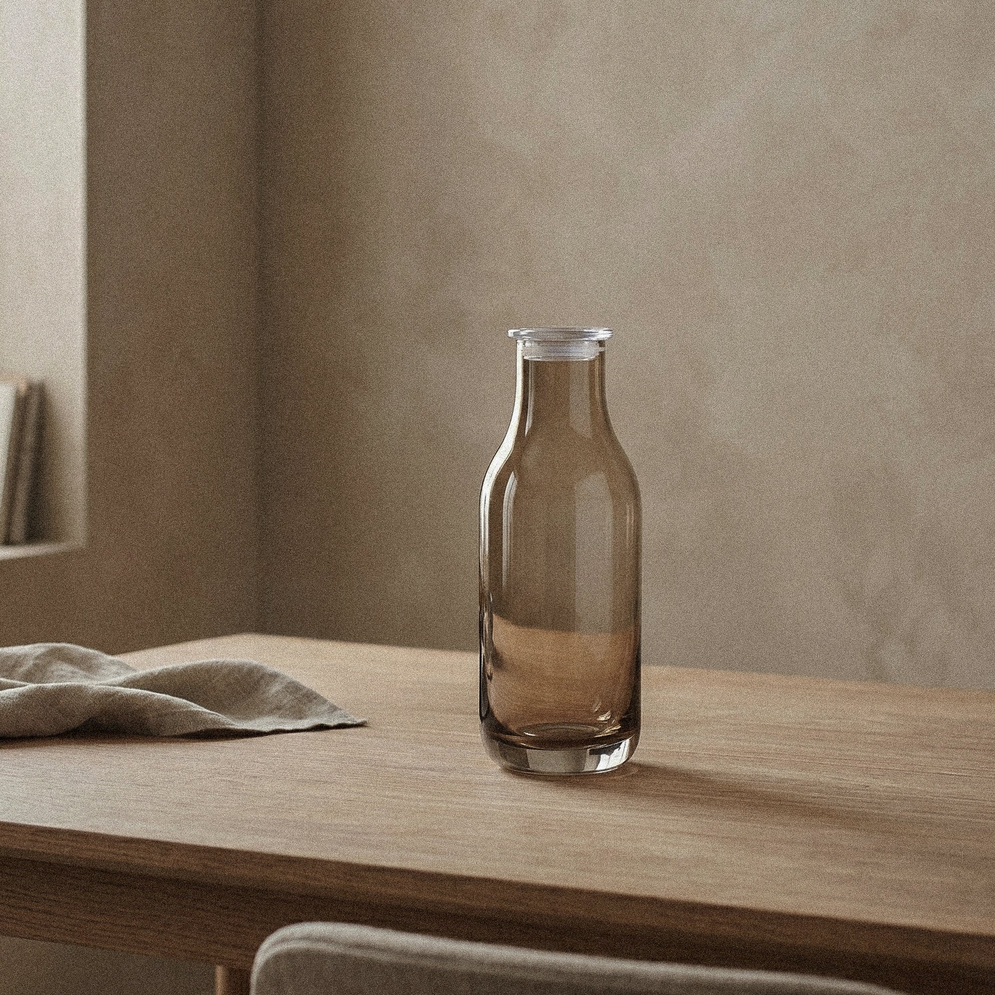 Smal karaffel i røget, klart glas med afrundet form til borddækning og servering fra Frederik Bagger