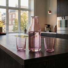 Rosa krystalglasflaske med rund silhuet og to matchende glas i klart glas til borddækning fra Frederik Bagger