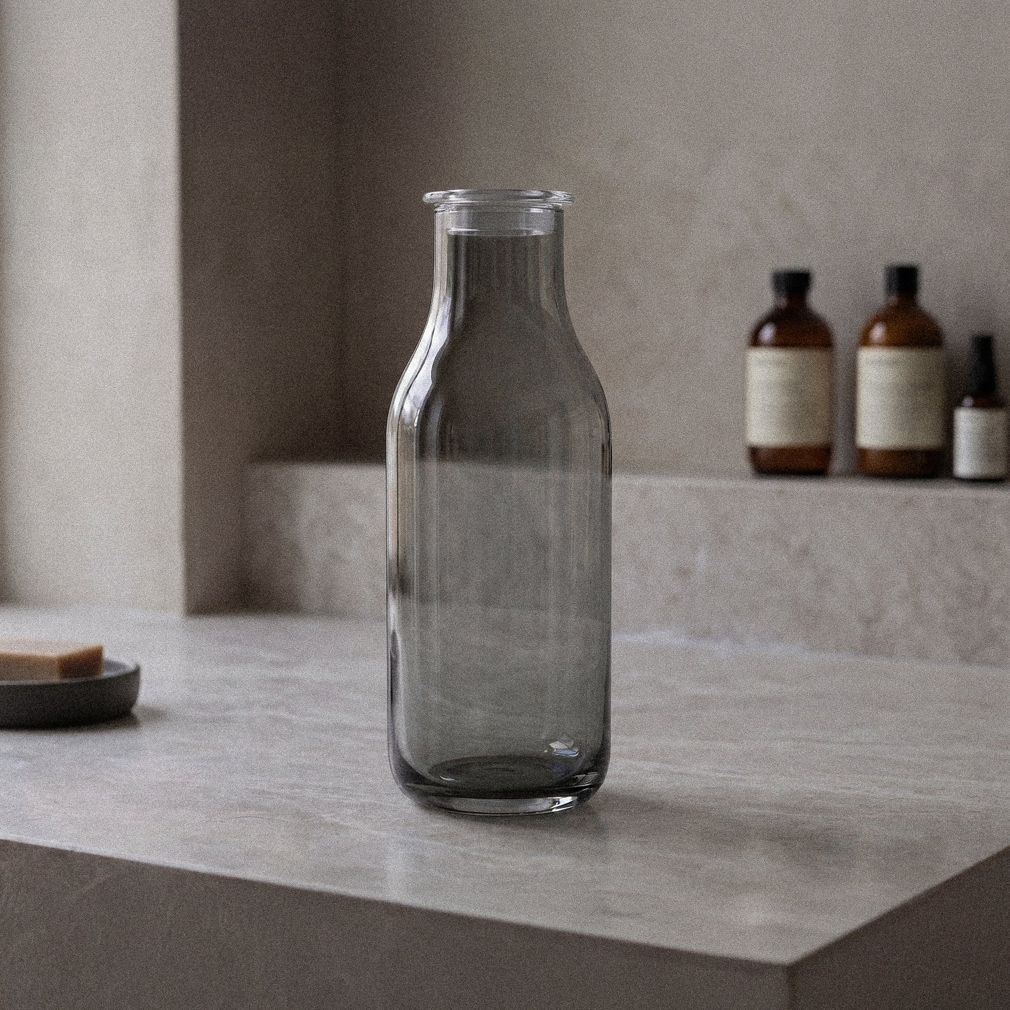 Karaffel i røget glas med rundet silhuet og solid bund til servering fra Frederik Bagger