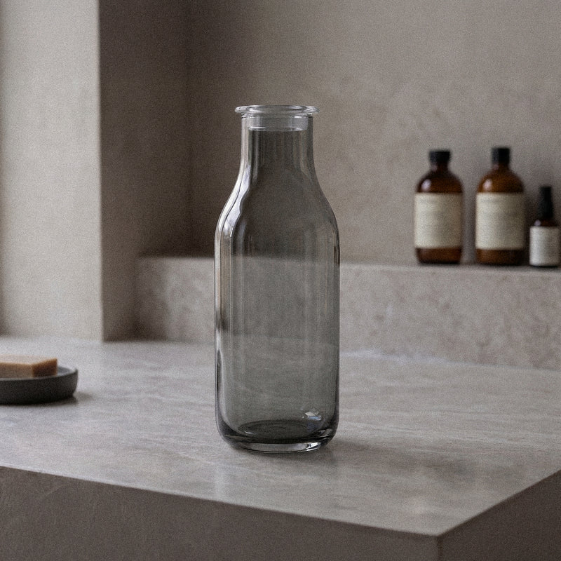 Karaffel i røget glas med rundet silhuet og solid bund til servering fra Frederik Bagger
