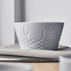 Hvid porcelænsskål med rillet og mønstret overflade til servering fra Frederik Bagger - Denmark