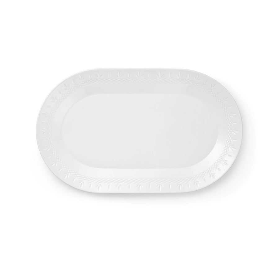 Hvidt porcelænsserveringsfad med fint mønster langs kanten, design fra Frederik Bagger - Denmark