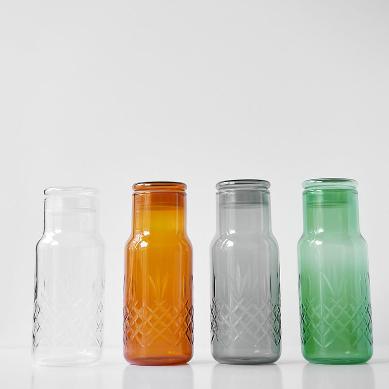 Fire facetslebne glasflasker i klar, citrine, røget og grøn farve med diamantmønster til opbevaring fra Frederik Bagger