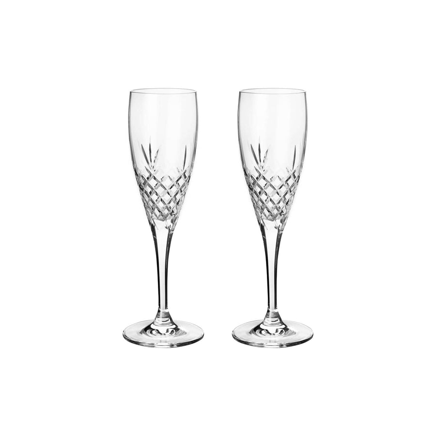 To klare champagneglas med facetslebet diamantmønster og stilk til borddækning fra Frederik Bagger