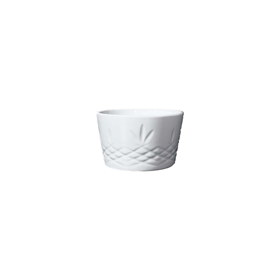 Hvid porcelænsskål med tekstureret mønster i riflet design til servering fra Frederik Bagger