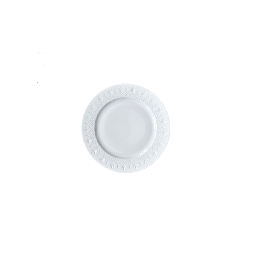 Hvid porcelænssidetallerken med lettekstureret mønster i kant fra Frederik Bagger til borddækning