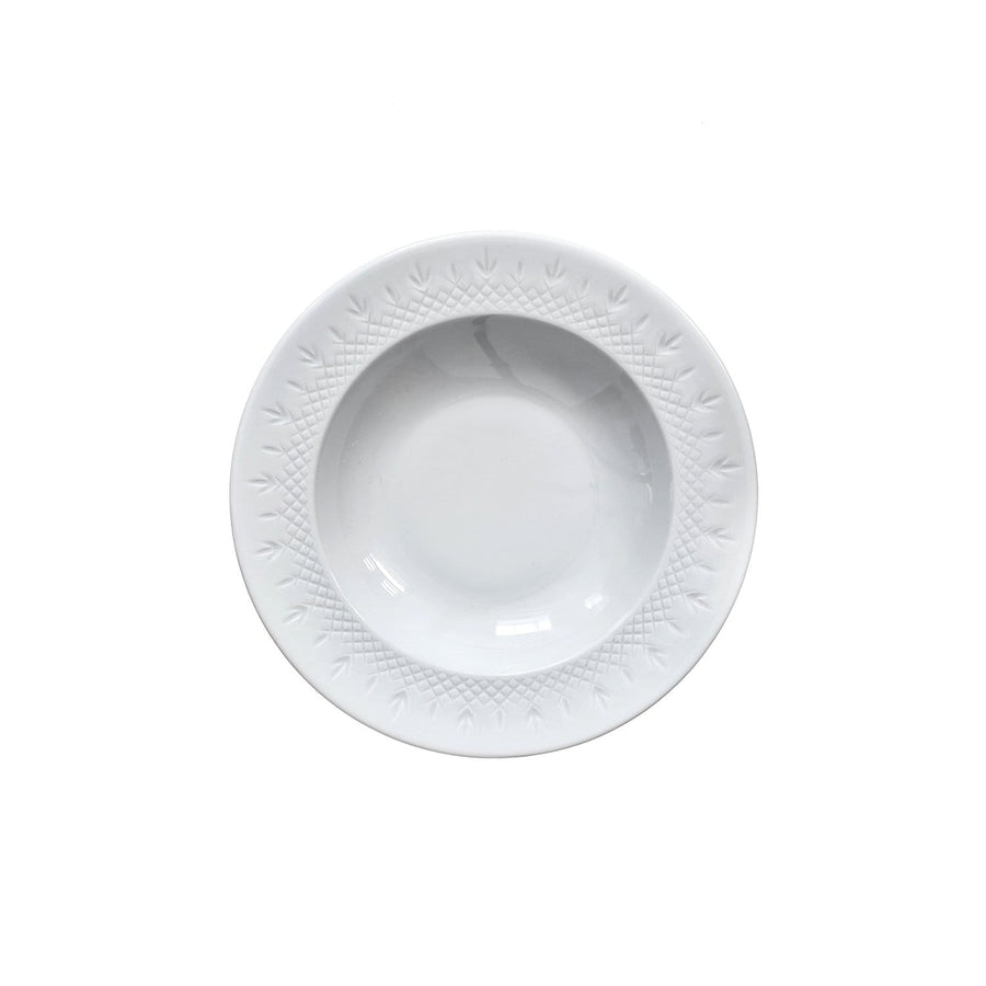 Hvid porcelænsskaal med detaljeret mønster og riflet kant til servering fra Frederik Bagger