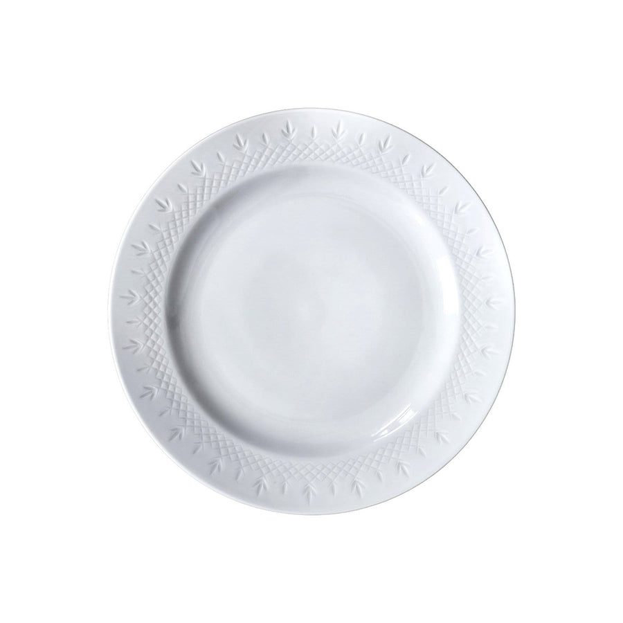 Hvid porcelænstallerken med diskret mønster og let riflet kant til borddækning fra Frederik Bagger