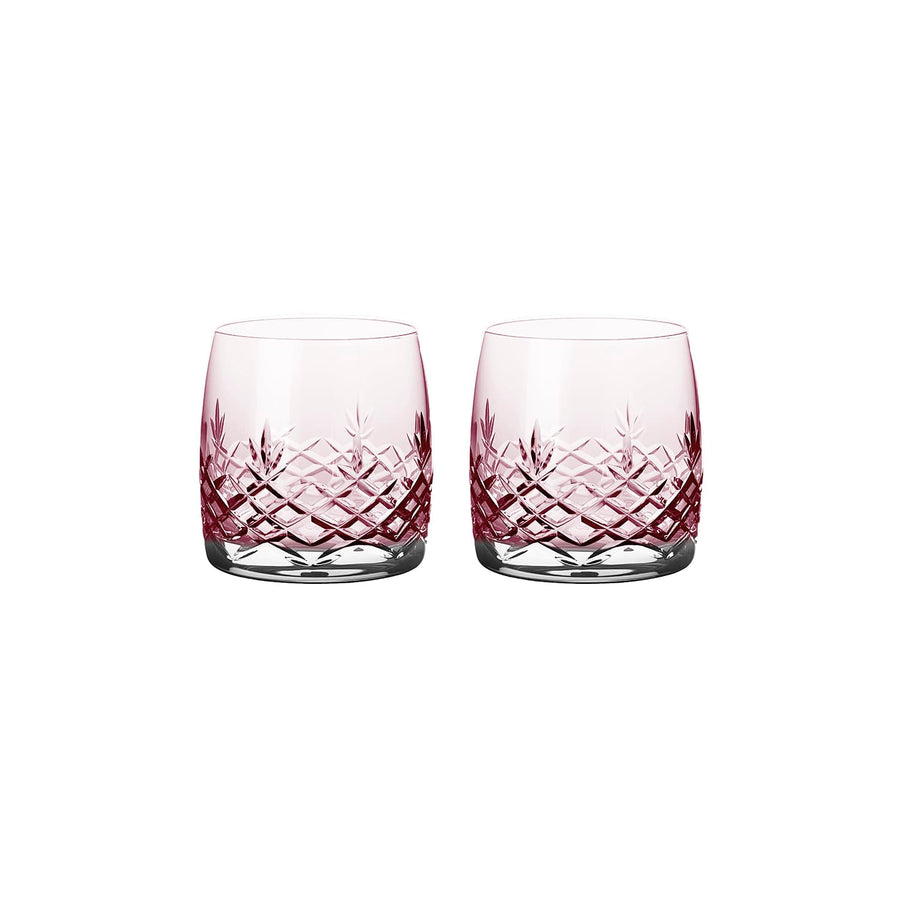To facetslebne vandglas i krystal med diamantmønster og pink farvetone fra Frederik Bagger.