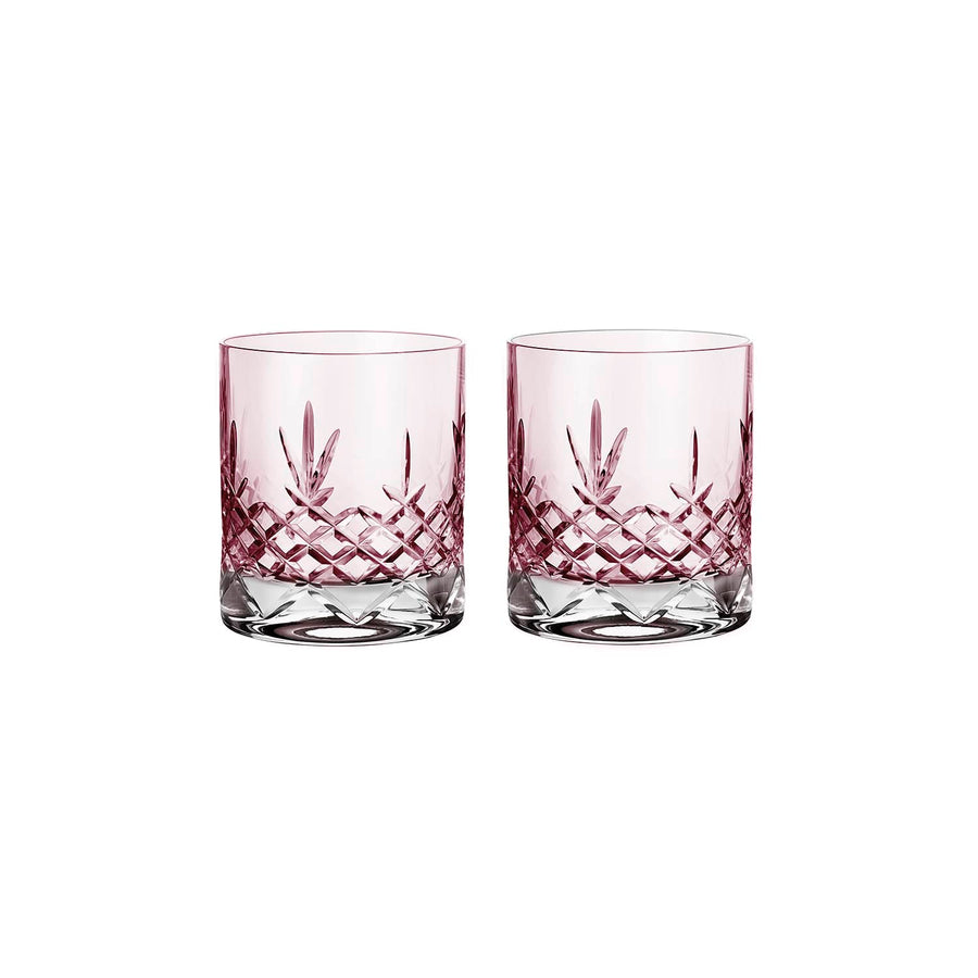 To facetslebne lowballglas i rosa krystalglas med riflet diamantmønster fra Frederik Bagger til servering
