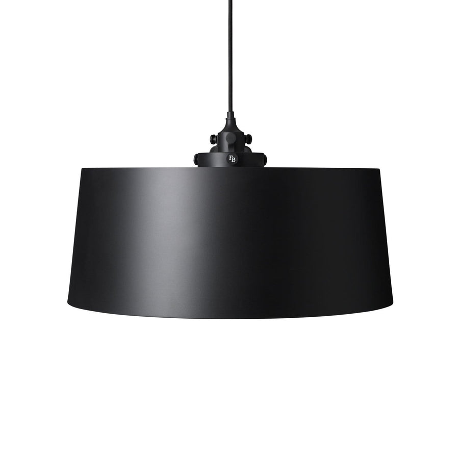 Sort pendel i minimalistisk design med rund skærm og justerbar ophængning fra Frederik Bagger