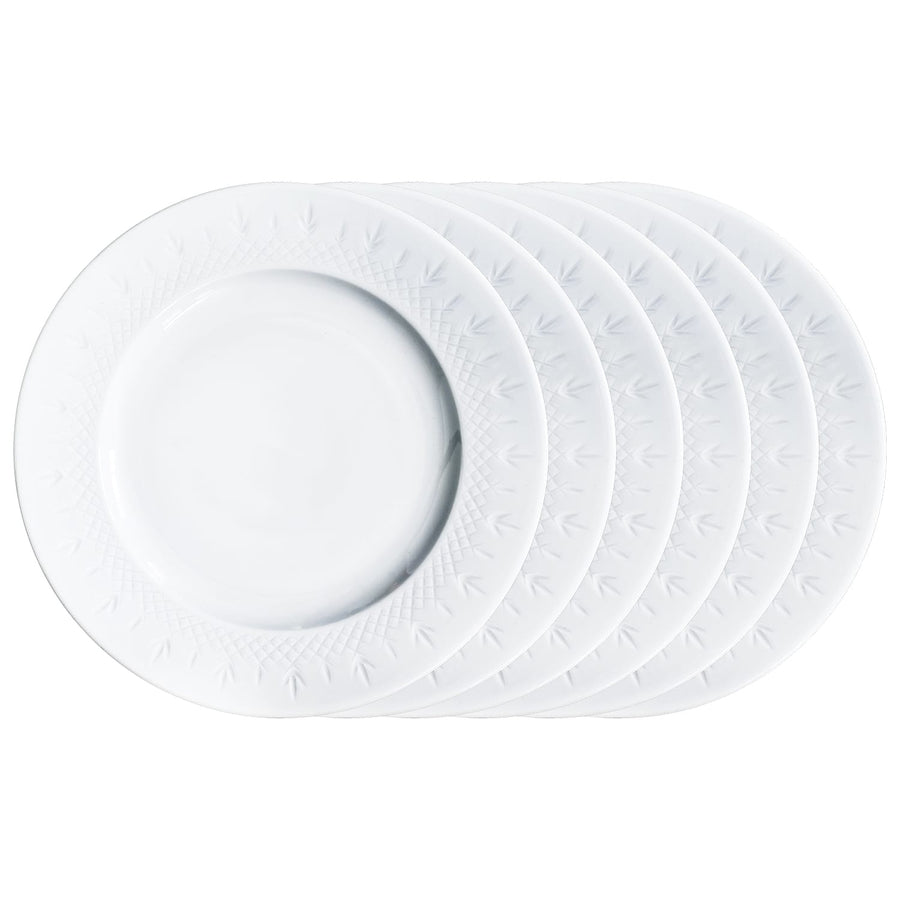 Seks hvide porcelænslunchtallerkener med diskret reliefmønster til borddækning fra Frederik Bagger