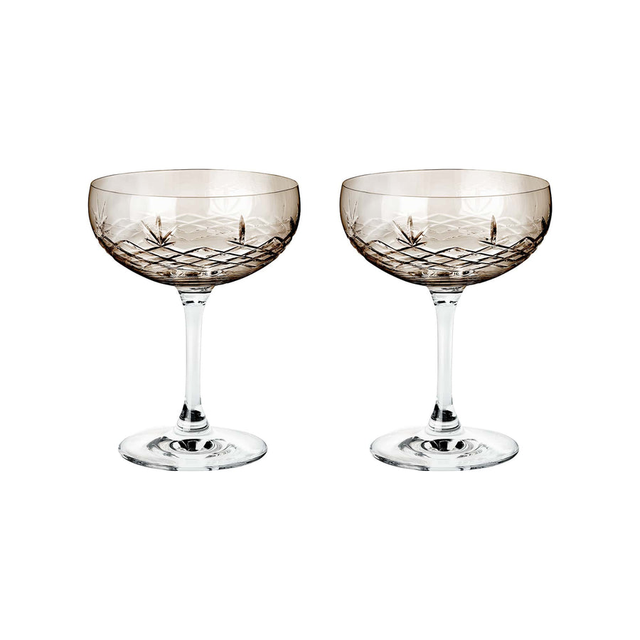 To brunrøgede champagneskåle i facetslebet krystalglas med diamantmønster fra Frederik Bagger