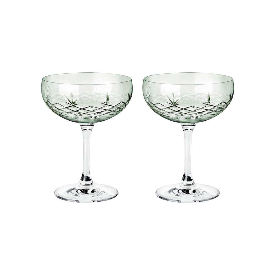 To facetslebne champagneskåle i grøn krystal med diamantmønster til borddækning fra Frederik Bagger